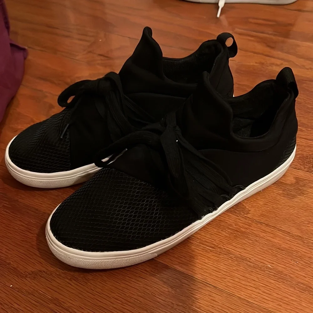 Steve Madden trendy sneaker - Picture 2 of 6
